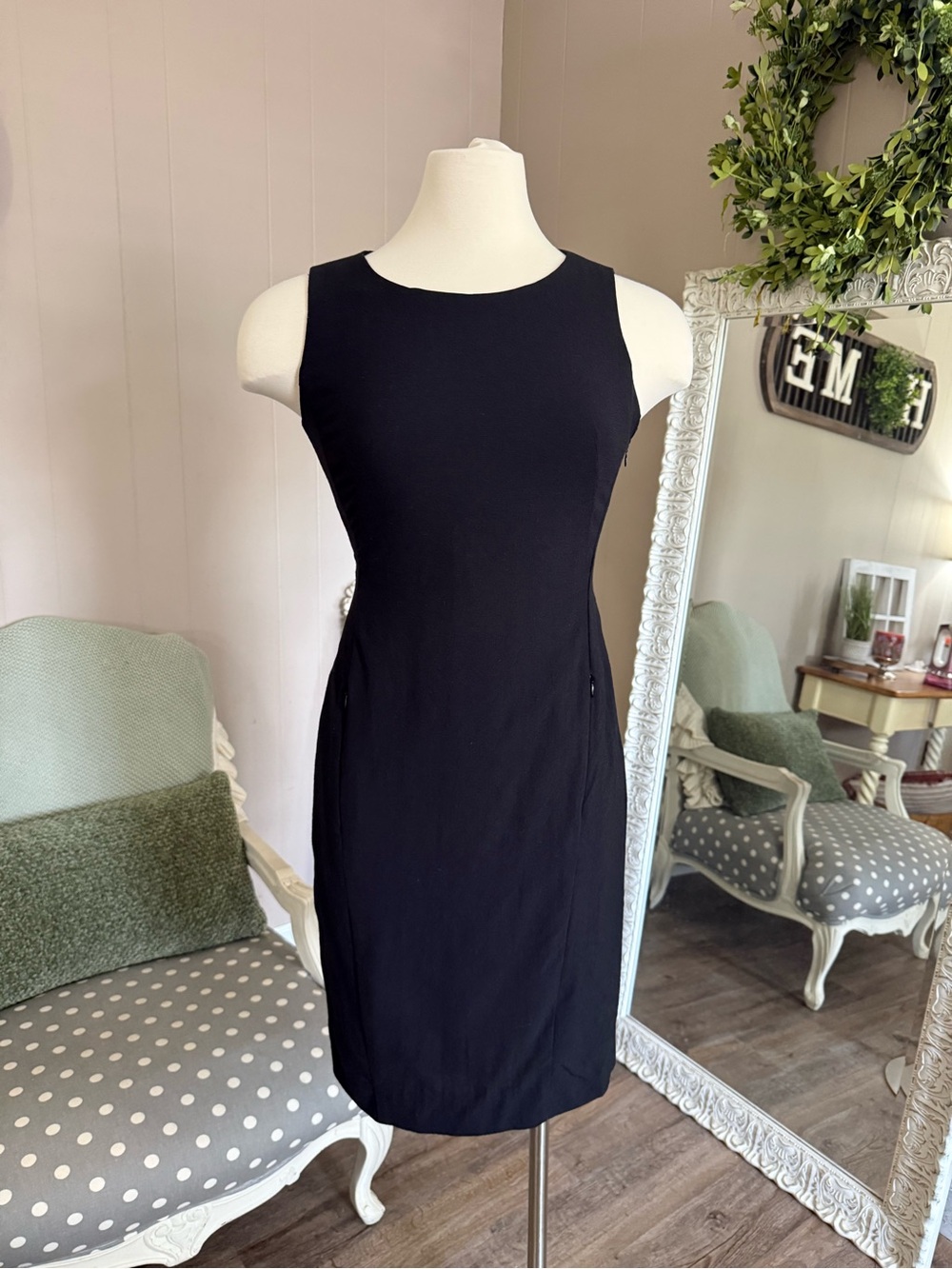 Akris Punto • Wool Fitted Sleeveless Shift Dress